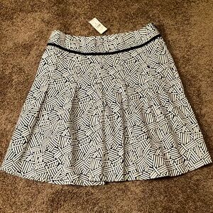 LOFT.  BLACK AND WHITE SKIRT. SIZE 8. VERY NICE LIGHTWEIGHT FABRIC. NWT